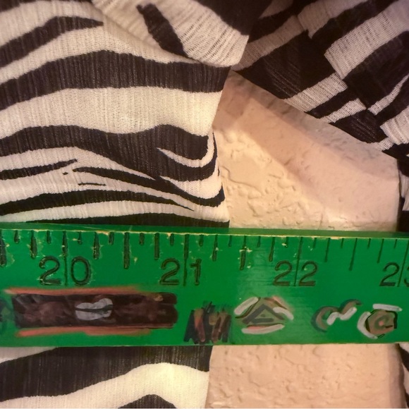 J. Crew Women’s Black and White Zebra Print Blouse sz M - Picture 10 of 11